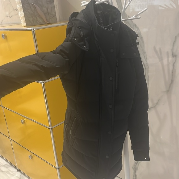 Women Moose Knuckles parka - Picture 2 of 10